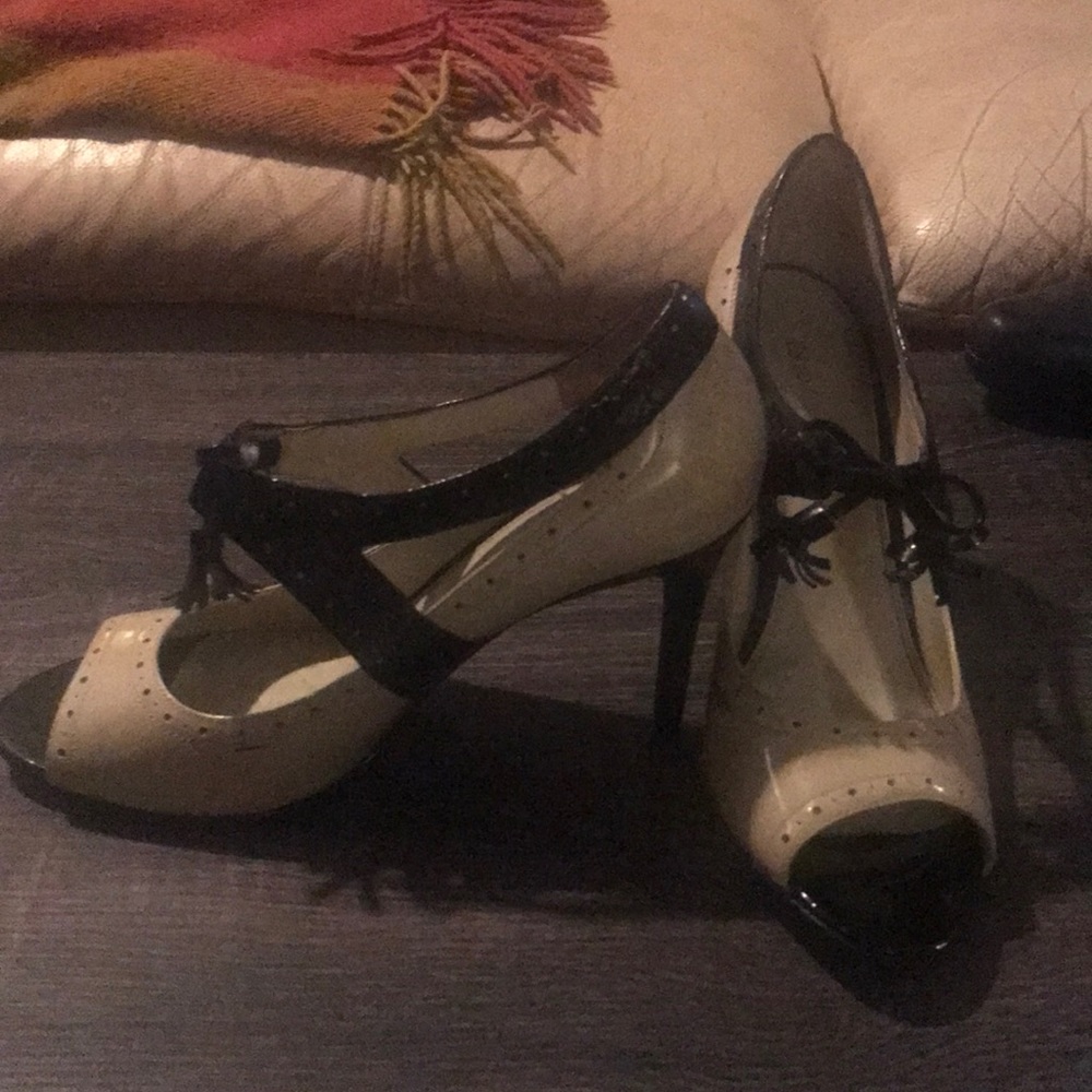 Enzo Angiolini tan black peep toe heels sz8